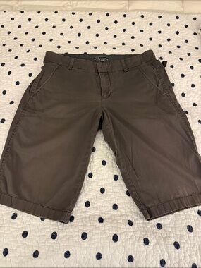 Vince women's 4 Flat-Front Bermuda shorts in gray zipper front 2 pockets